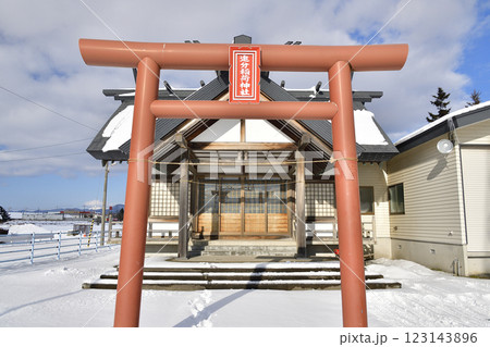 冬の北海道北斗市で追分稲荷神社境内の風景を撮影 123143896
