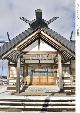 冬の北海道北斗市で追分稲荷神社境内の風景を撮影 冬の北海道北斗市で追分稲荷神社境内の風景を撮影 123143898