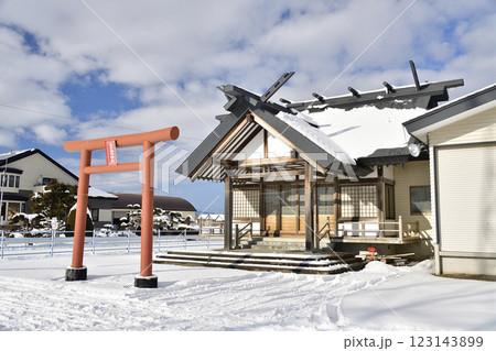 冬の北海道北斗市で追分稲荷神社境内の風景を撮影 123143899