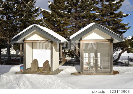 冬の北海道北斗市で追分稲荷神社境内の風景を撮影 冬の北海道北斗市で追分稲荷神社境内の風景を撮影 123143908