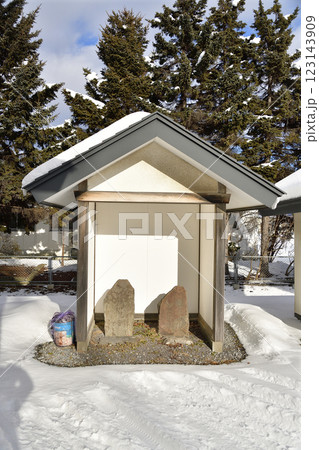 冬の北海道北斗市で追分稲荷神社境内の風景を撮影 123143909