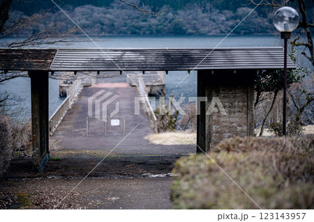 静寂に包まれた湖畔の桟橋 – 時が止まったかのような風景 静寂に包まれた湖畔の桟橋 – 時が止まったかのような風景 123143957