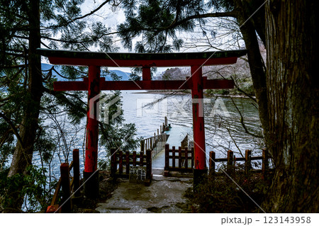 湖畔の鳥居と静寂 – 神秘的な風景が広がる場所 123143958