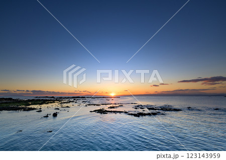 旅の思い出に残る絶景 ドラマチックな夕日と静かな海 旅の思い出に残る絶景 ドラマチックな夕日と静かな海 123143959