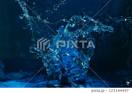 ダークブルー背景の水しぶき ダークブルー背景の水しぶき 123144447