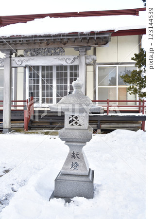 冬の北海道北斗市で東前稲荷神社境内の風景を撮影 123144539