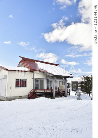 冬の北海道北斗市で東前稲荷神社境内の風景を撮影 123144546