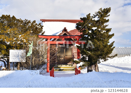 冬の北海道北斗市で清水川稲荷神社境内の風景を撮影 冬の北海道北斗市で清水川稲荷神社境内の風景を撮影 123144628
