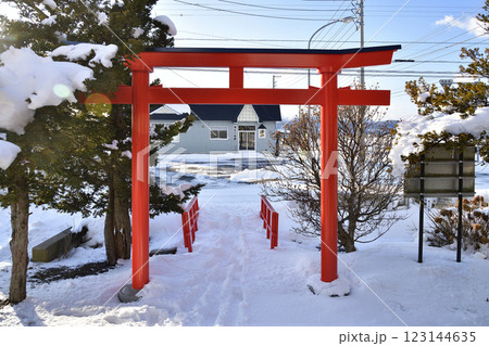 冬の北海道北斗市で清水川稲荷神社境内の風景を撮影 冬の北海道北斗市で清水川稲荷神社境内の風景を撮影 123144635