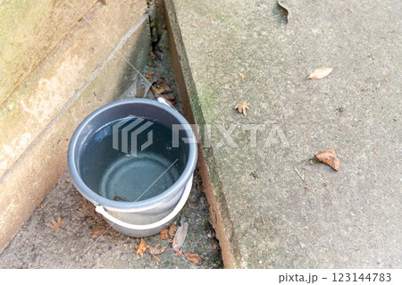 氷が張ったバケツの水 123144783
