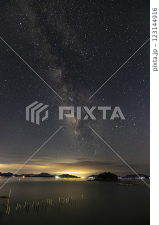 瀬戸内の島なみに流れる夏の天の川 123144916