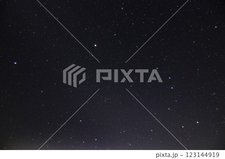 初夏の星空　北斗七星と春の大円弧 123144919