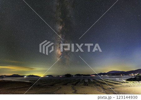 牡蠣棚並ぶ瀬戸内に流れる夏の天の川 牡蠣棚並ぶ瀬戸内に流れる夏の天の川 123144930