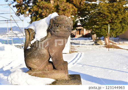 冬の北海道北斗市で千代田稲荷神社境内の風景を撮影 123144963