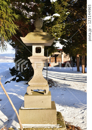 冬の北海道北斗市で千代田稲荷神社境内の風景を撮影 123144965