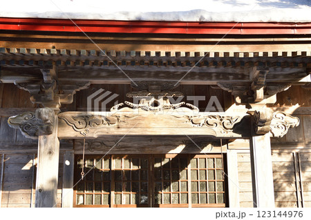 冬の北海道北斗市で千代田稲荷神社境内の風景を撮影 123144976