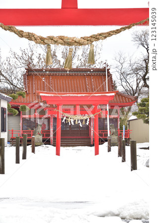 冬の北海道江差町で水堀稲荷神社境内の風景を撮影 123145039