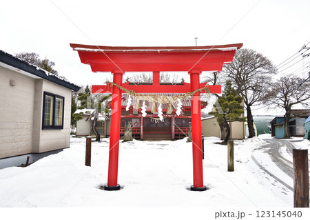 冬の北海道江差町で水堀稲荷神社境内の風景を撮影 123145040