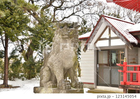 冬の北海道江差町で水堀稲荷神社境内の風景を撮影 123145054