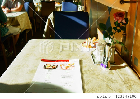 寝台特急カシオペア　朝の光が差し込む食堂車で迎える特別なひととき 123145100