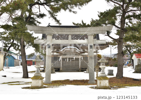 冬の北海道江差町で豊丘大神境内の風景を撮影 123145133