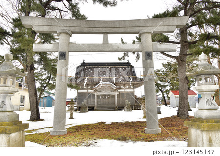 冬の北海道江差町で豊丘大神境内の風景を撮影 冬の北海道江差町で豊丘大神境内の風景を撮影 123145137