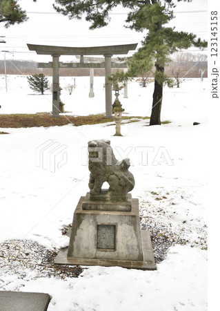 冬の北海道江差町で豊丘大神境内の風景を撮影 123145158