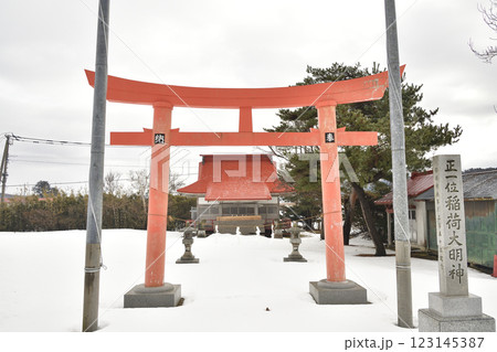 冬の北海道江差町で中網正一位稲荷大明神境内の風景を撮影 冬の北海道江差町で中網正一位稲荷大明神境内の風景を撮影 123145387