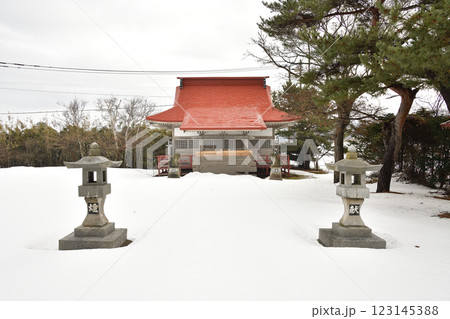 冬の北海道江差町で中網正一位稲荷大明神境内の風景を撮影 冬の北海道江差町で中網正一位稲荷大明神境内の風景を撮影 123145388