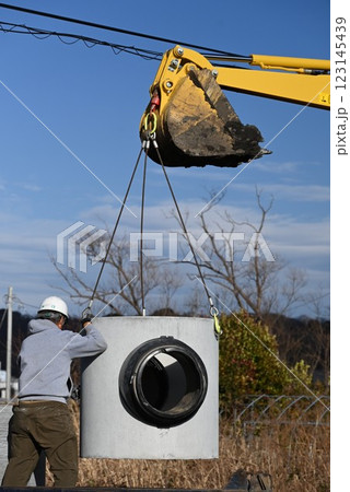 下水管設置工事・下水道工事・生活環境整備の背景素材 123145439