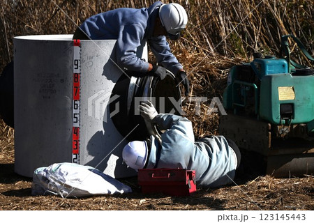 下水管設置工事・下水道工事・生活環境整備の背景素材 123145443