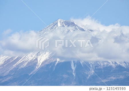 富士市より眺める、雲に覆われた富士山の山頂 123145593