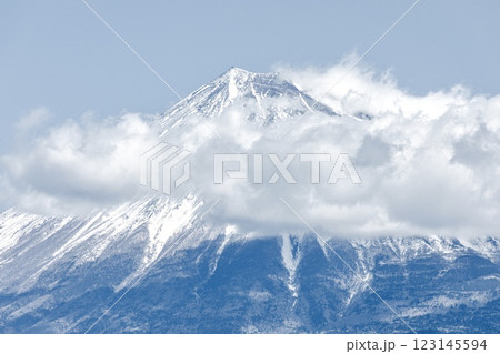 富士市より眺める、雲に覆われた富士山の山頂 富士市より眺める、雲に覆われた富士山の山頂 123145594