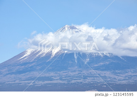 富士市より眺める、雲に覆われた富士山の山頂 富士市より眺める、雲に覆われた富士山の山頂 123145595