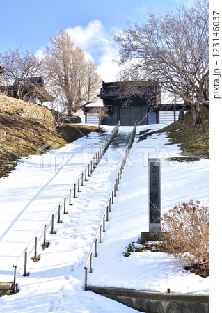 冬の北海道江差町で東本願寺江差別院境内の風景を撮影 冬の北海道江差町で東本願寺江差別院境内の風景を撮影 123146037