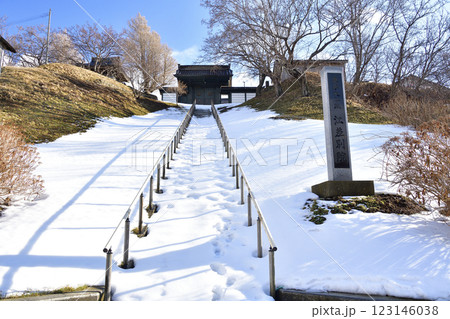 冬の北海道江差町で東本願寺江差別院境内の風景を撮影 123146038