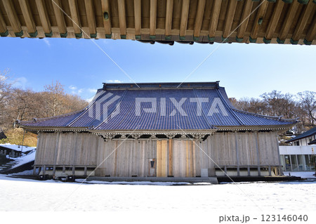 冬の北海道江差町で東本願寺江差別院境内の風景を撮影 123146040