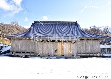 冬の北海道江差町で東本願寺江差別院境内の風景を撮影 123146043