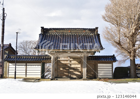 冬の北海道江差町で東本願寺江差別院境内の風景を撮影 123146044