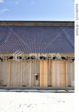冬の北海道江差町で東本願寺江差別院境内の風景を撮影 123146049