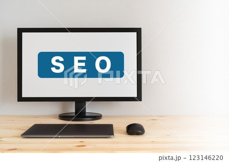 SEOの文字が表示されたディスプレイ 123146220