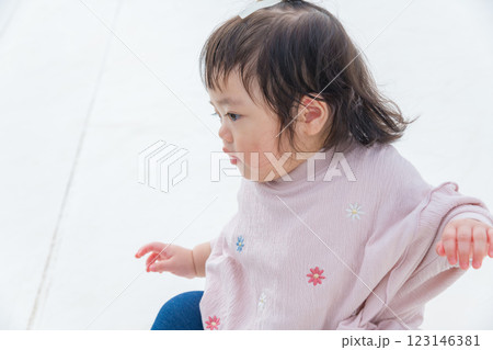 【巨大な遊具でお座りする乳幼児】 【巨大な遊具でお座りする乳幼児】 123146381