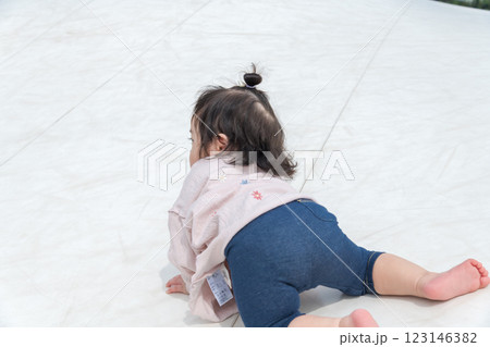 【巨大な遊具ではいはいする乳幼児】 123146382