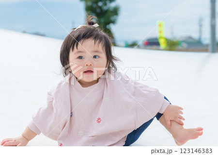 【巨大な遊具でお座りする乳幼児】 【巨大な遊具でお座りする乳幼児】 123146383
