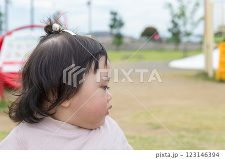【初めての遊具で遊ぶ乳幼児】 【初めての遊具で遊ぶ乳幼児】 123146394