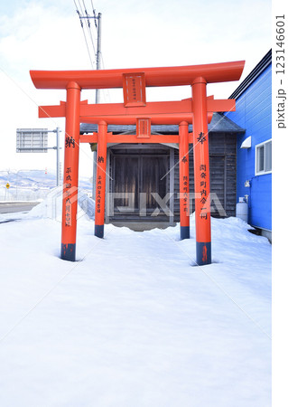 冬の北海道北斗市で開発猿田彦稲荷神社境内の風景を撮影 123146601