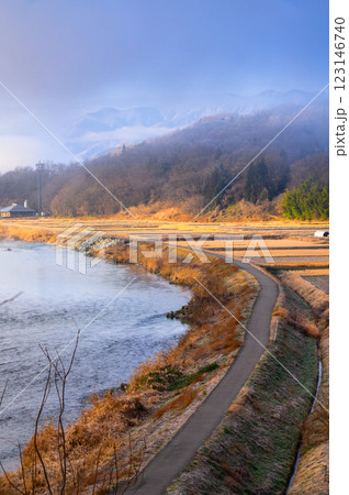 川辺の朝景色【安曇野】 123146740