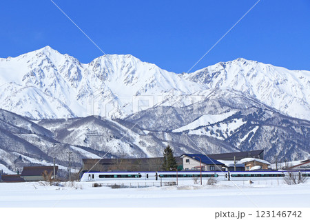 大糸線　冬の白馬山麓を行く特急あずさ 123146742