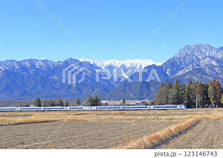 大糸線　冬の安曇野を行く特急あずさ 123146743