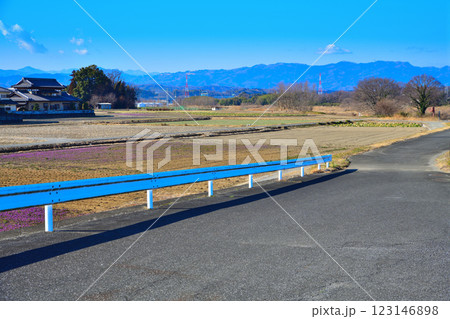 風光明媚　秩父方面山並　深谷市　六堰頭首工付近からの眺め　 123146898